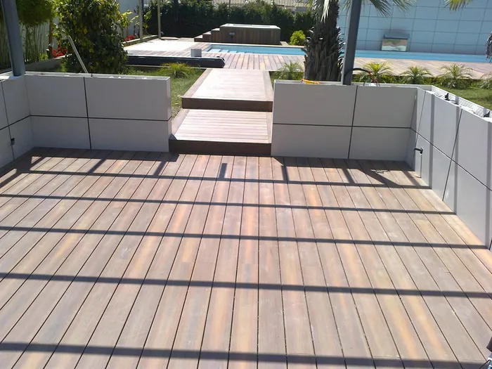 Suelo de madera de exterior antideslizante