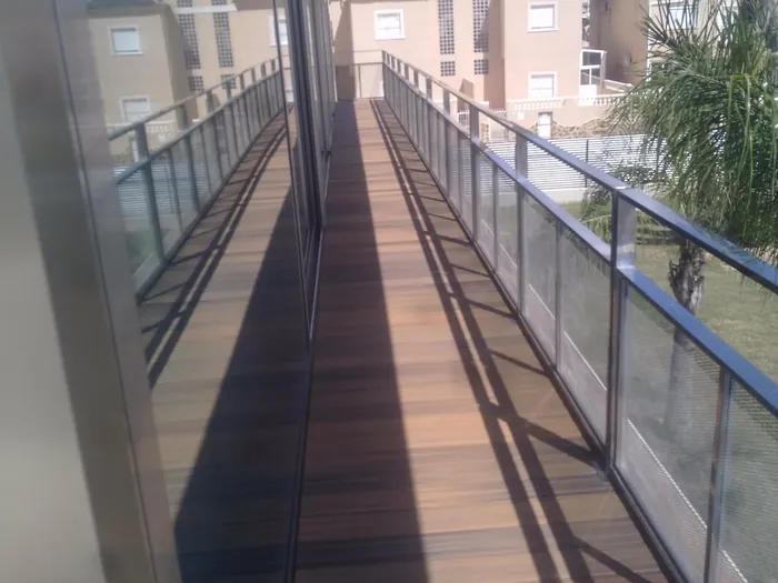 Suelo de madera de exterior antideslizante en San Javier