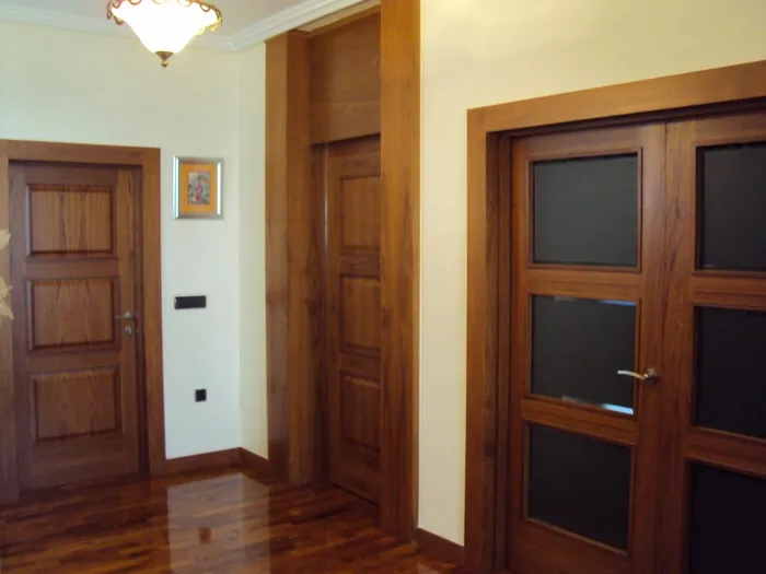 Detalle de puerta de madera con herraje