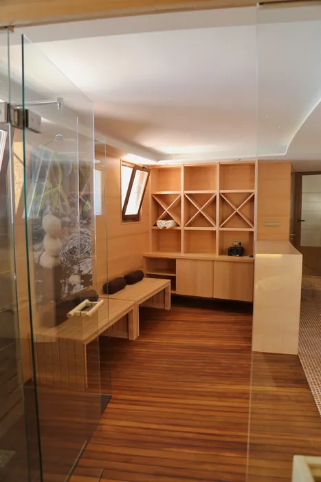Interior de sauna con bancos de madera