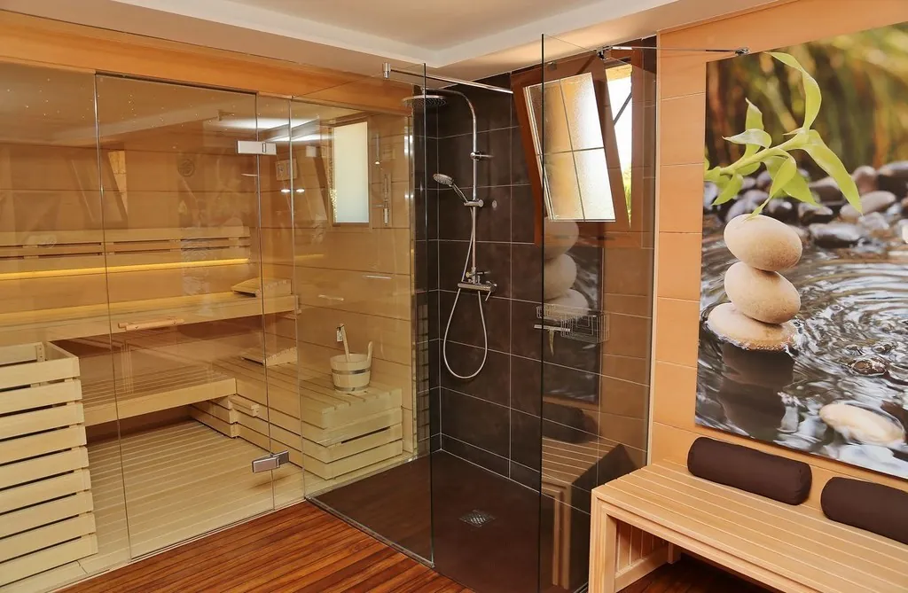 Interior de sauna con bancos de madera