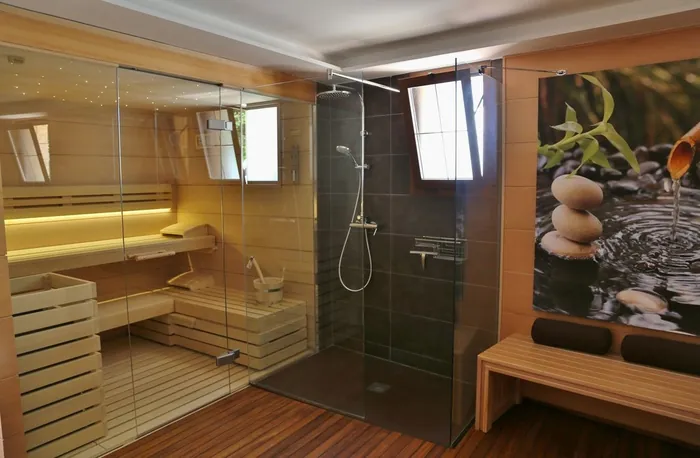 Interior de sauna con bancos de madera