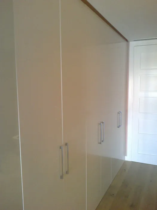 Vestidor abierto tipo boutique en madera