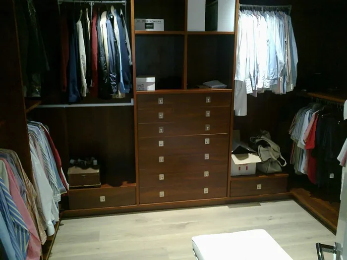 Interior de vestidor con baldas y cajones