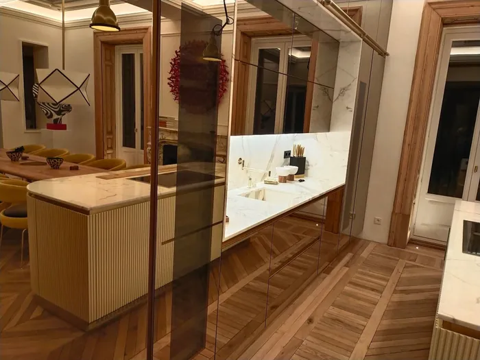 Muebles de la cocina en roble natural con acabado exterior en espejo bronce