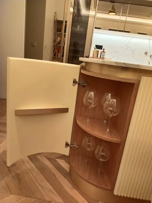 Vista vertical de la cocina de roble con encimera de mármol y frentes alistonados