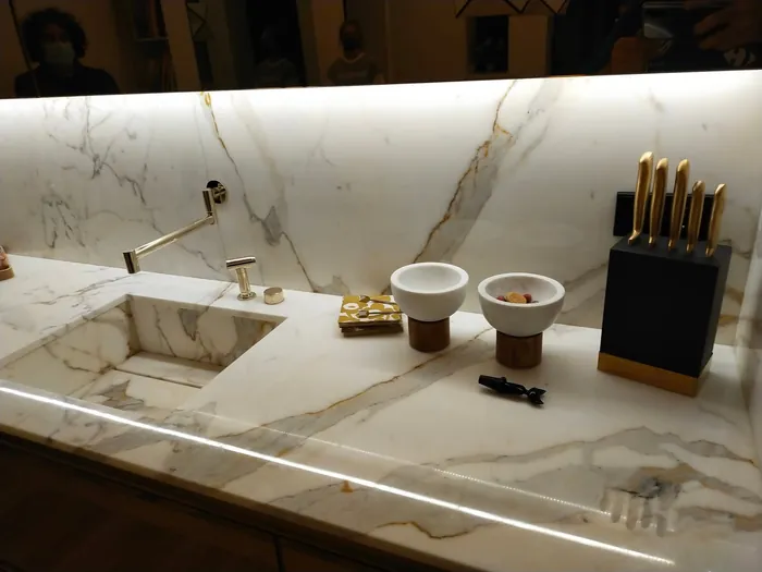 Conjunto de la cocina de autor en roble natural publicada en Elle Decoración